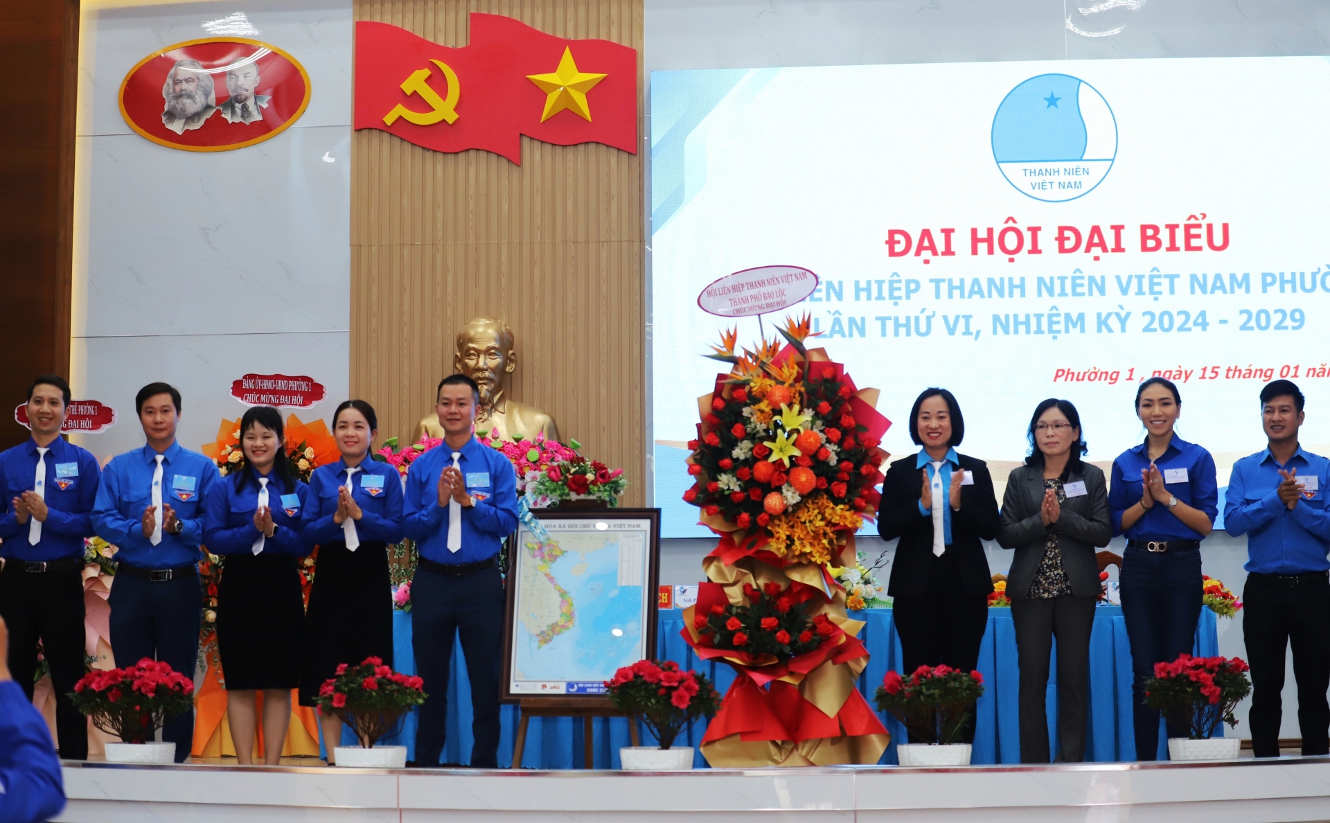 Lãnh đạo Thành phố Bảo Lộc và Thành Đoàn, Hội LHTN Việt Nam thành phố tặng hoa chúc mừng Đại hội