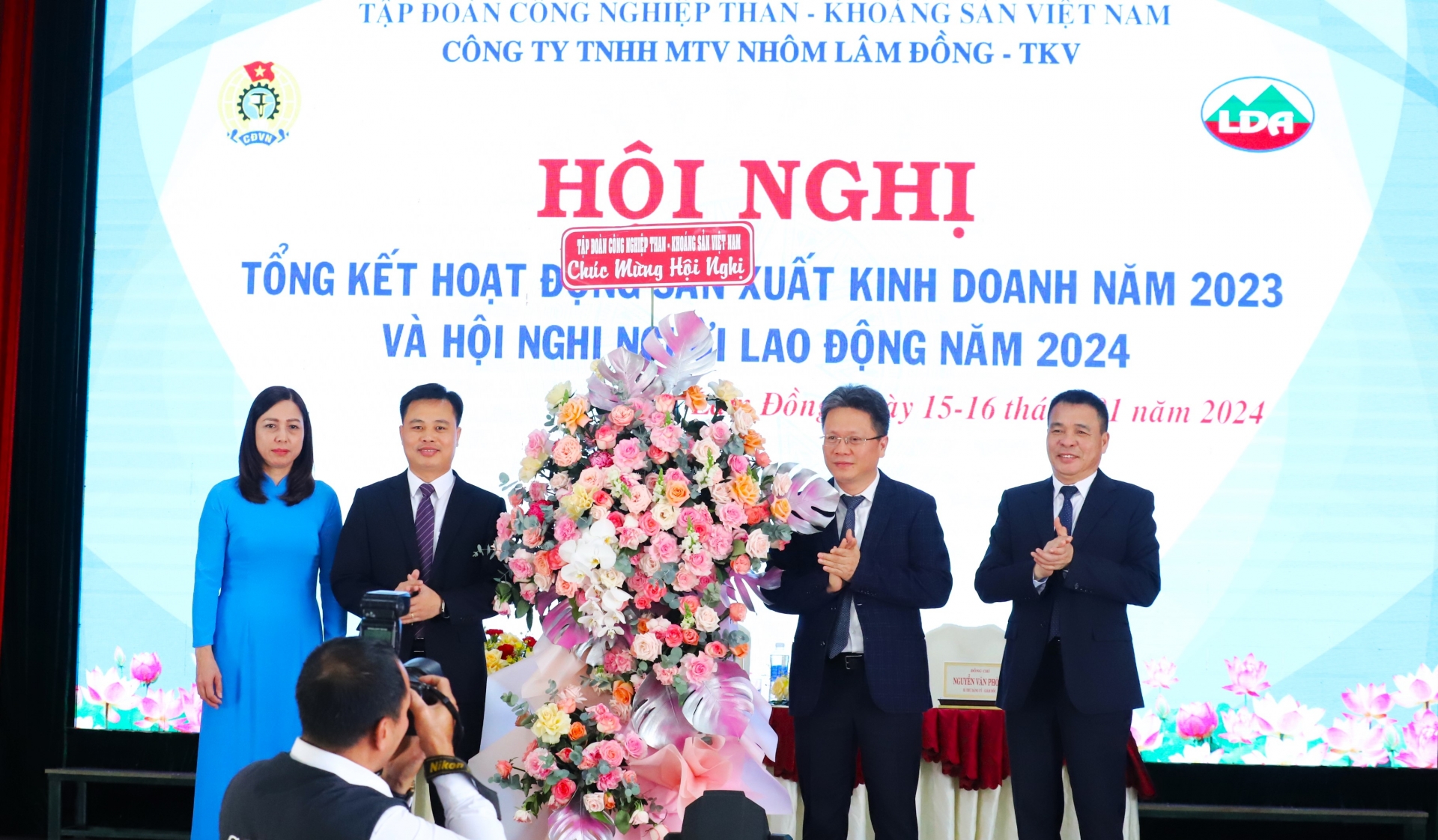 Đồng chí Nguyễn Tiến Mạnh – Phó Tổng giám đốc TKV tặng hoa chúc mừng hội nghị 