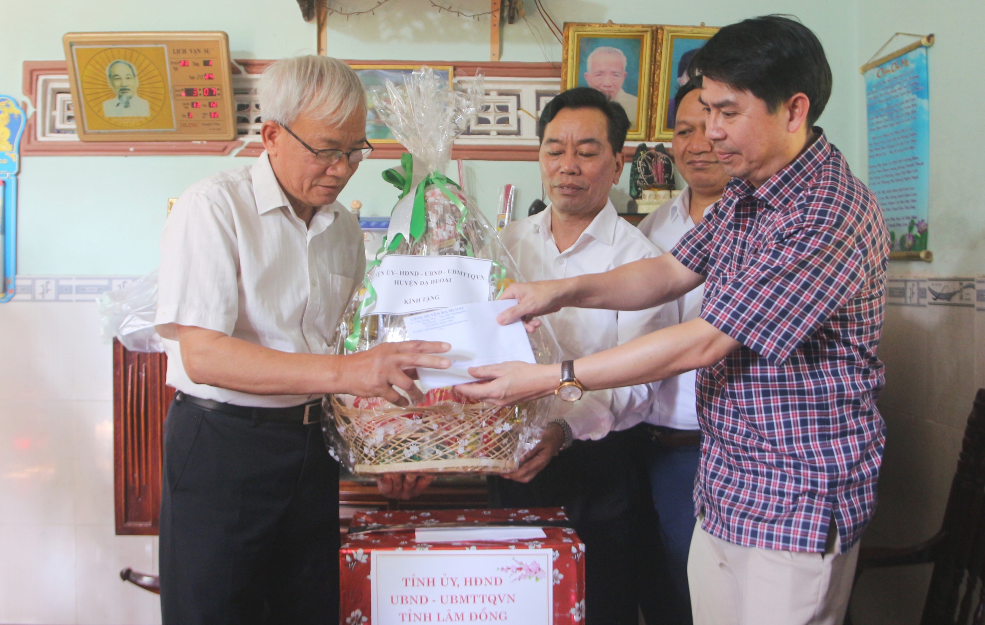 Lãnh đạo huyện Đạ Huoai tặng quà đến người có công cách mạng, CCB tại thị trấn Đạ Mri