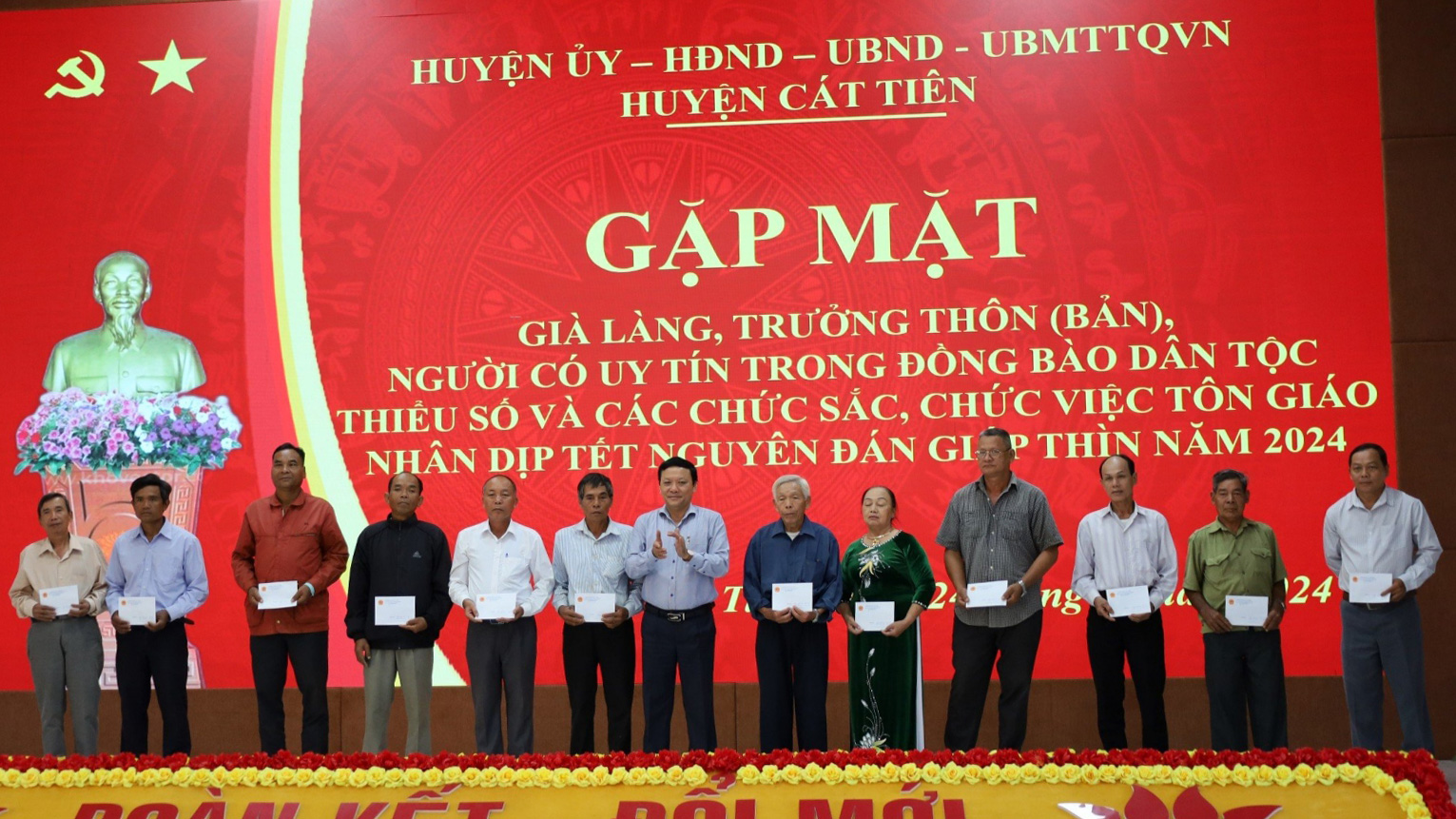Đồng chí Bùi Văn Văn – Phó Chủ tịch UBND huyện tặng quà cho các già làng, trưởng bản, người có uy tín trong vùng đồng bào dân tộc thiểu số