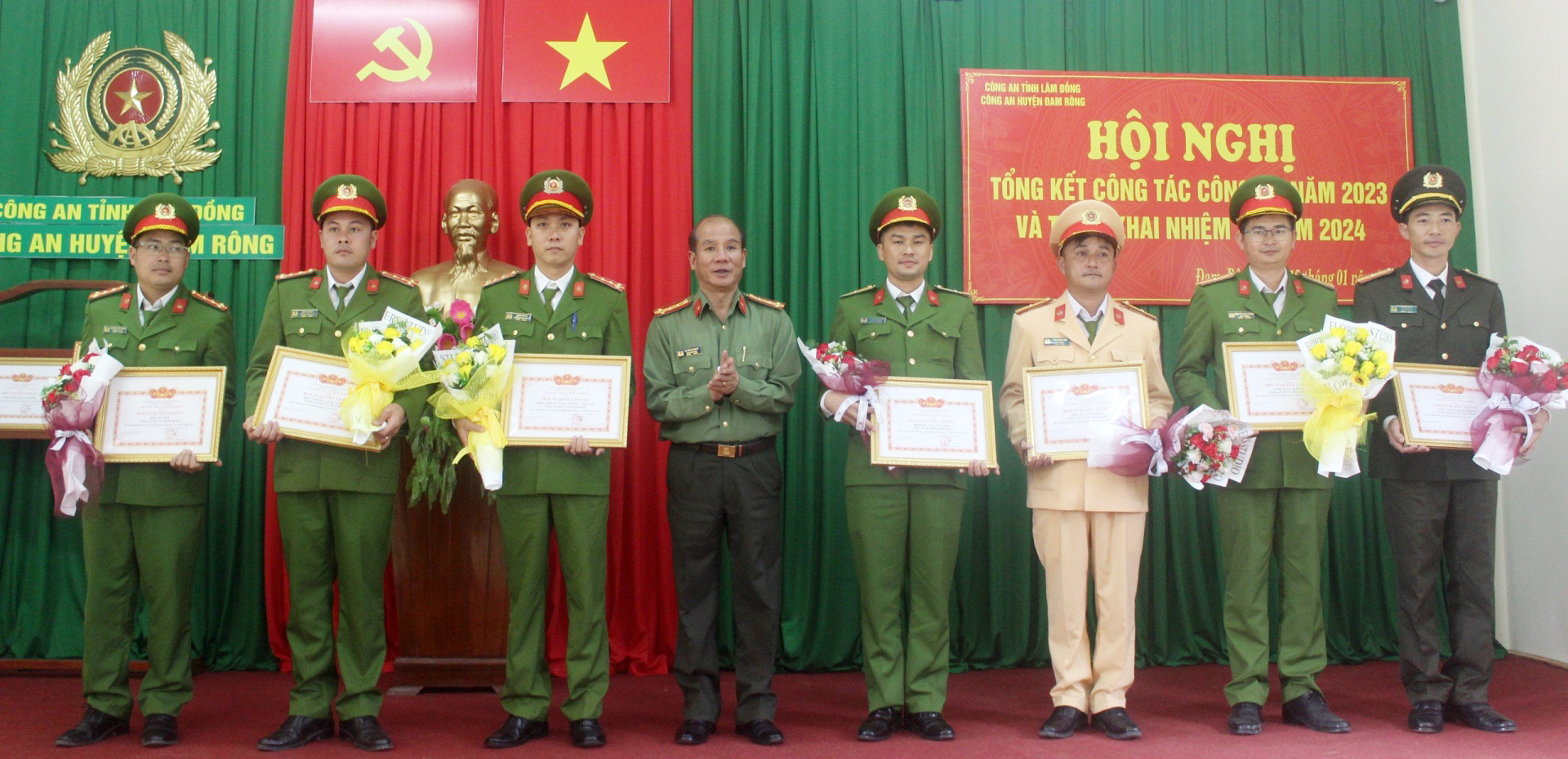 Đại tá Lê Hồng Phong - Phó Giám đốc Công an tỉnh trao giấy khen của Công an tỉnh cho các tập thể có thành tích xuất sắc trong thực hiện nhiệm vụ năm 2023