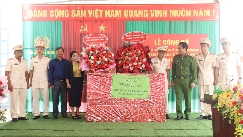 Đại diện Đảng ủy, Ban Giám đốc Công an tỉnh Lâm Đồng và Thường trực Huyện ủy, UBND huyện Đam Rông tặng quà cho Công an xã Phi Liêng