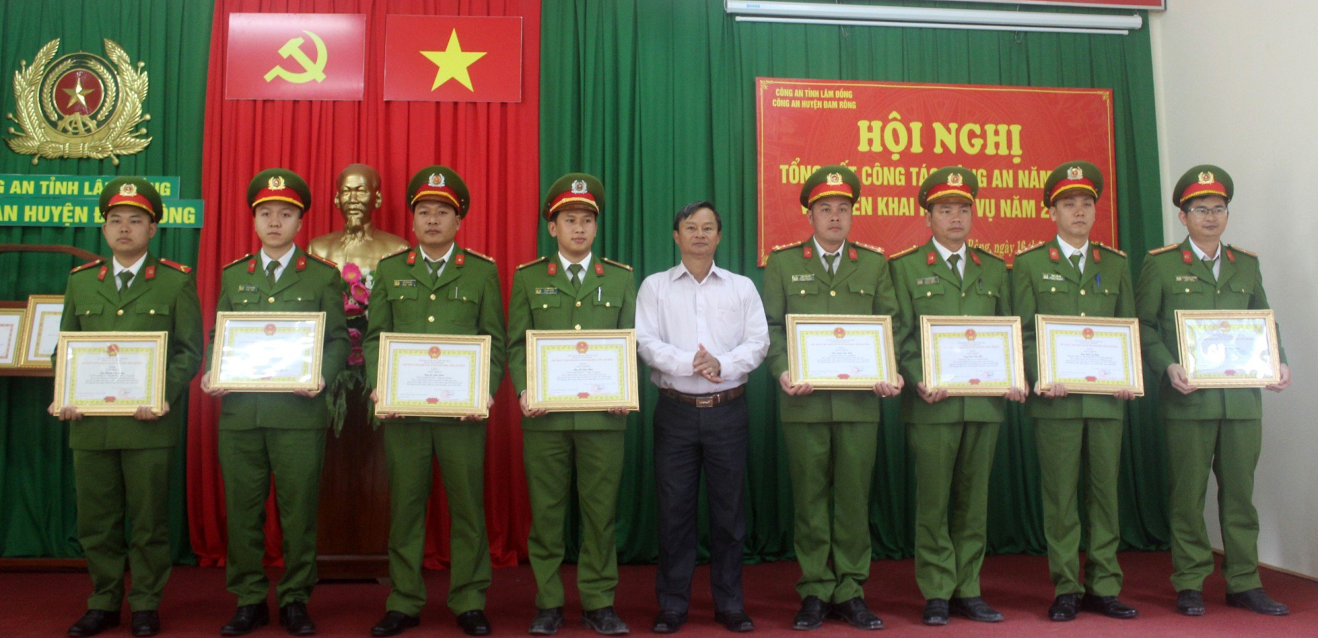 Đồng chí Trương Hữu Đồng - Chủ tịch UBND huyện Đam Rông tặng giấy khen của UBND huyện cho các tập thể và cá nhân có thành tích trong đợt cao điểm tấn công, trấn áp tội phạm