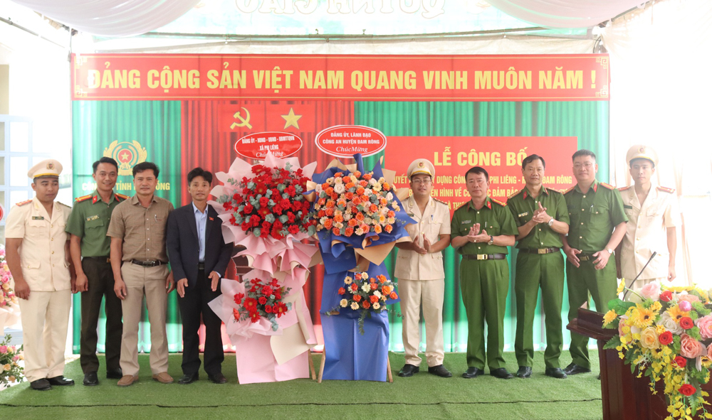 Lãnh đạo Công an huyện Đam Rông và Đảng ủy, HĐND, UBND, Ủy ban MTTQ Việt Nam xã Phi Liêng tặng quà cho Công an xã Phi Liêng