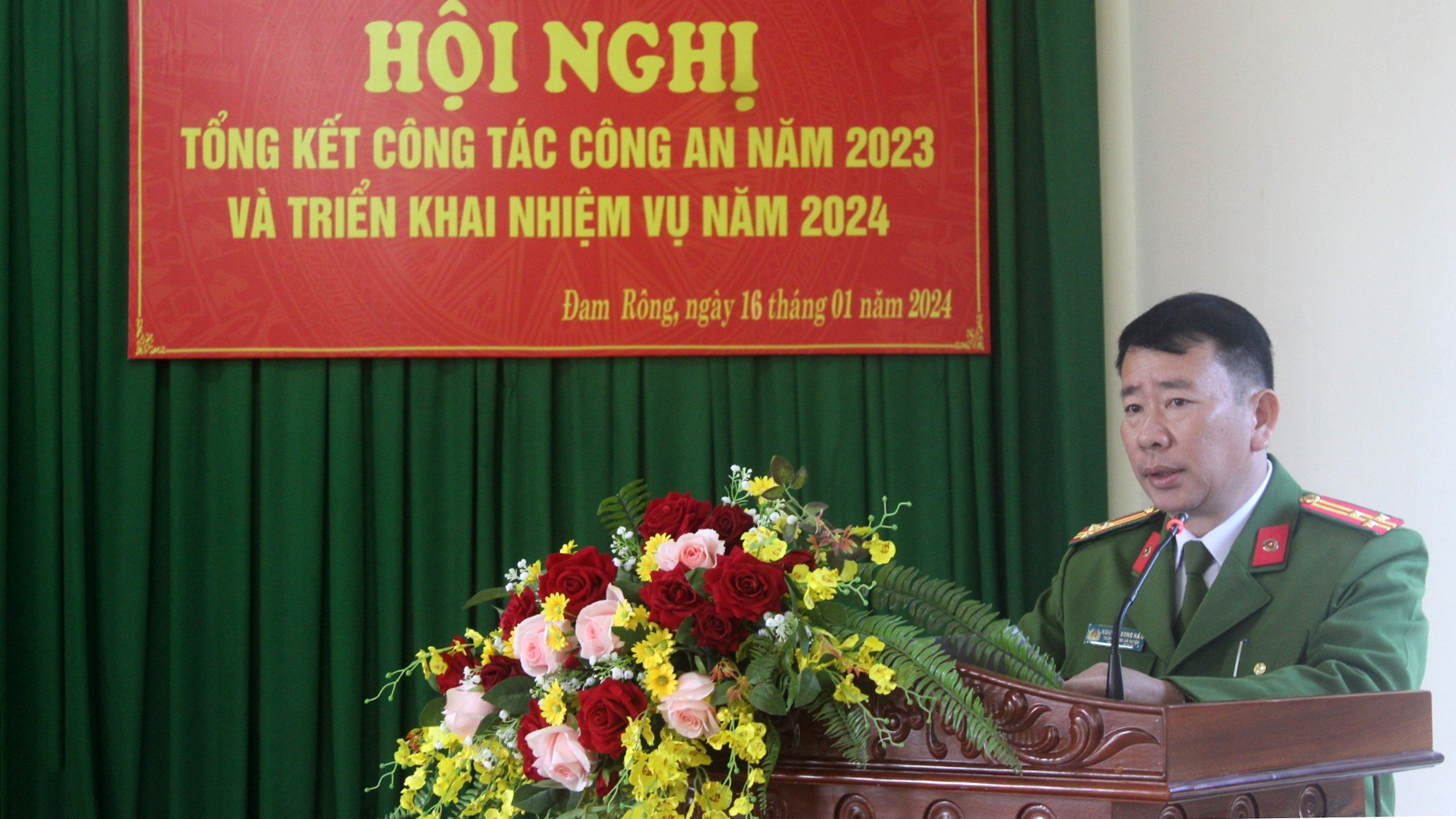 Thượng tá Nguyễn Song Hào - Trưởng Công an huyện Đam Rông phát biểu về nhiệm vụ năm 2024 của Công an huyện tại hội nghị