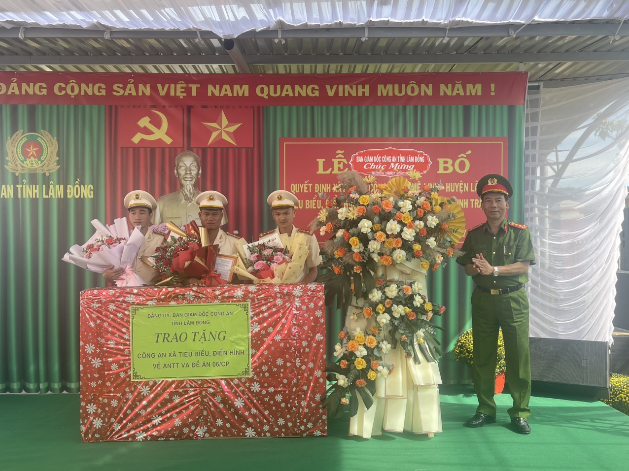 Đại tá Đinh Xuân Huy - Phó Giám đốc Công an tỉnh Lâm Đồng trao quyết định và tặng quà Công an xã Mê Linh