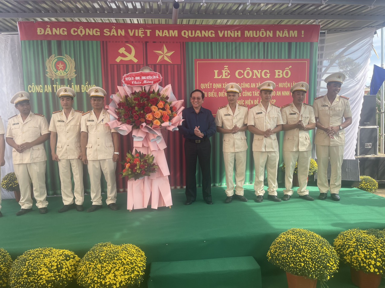 Chủ tịch UBND huyện Lâm Hà Nguyễn Văn Hoàng tặng hoa chúc mừng Công an xã Mê Linh