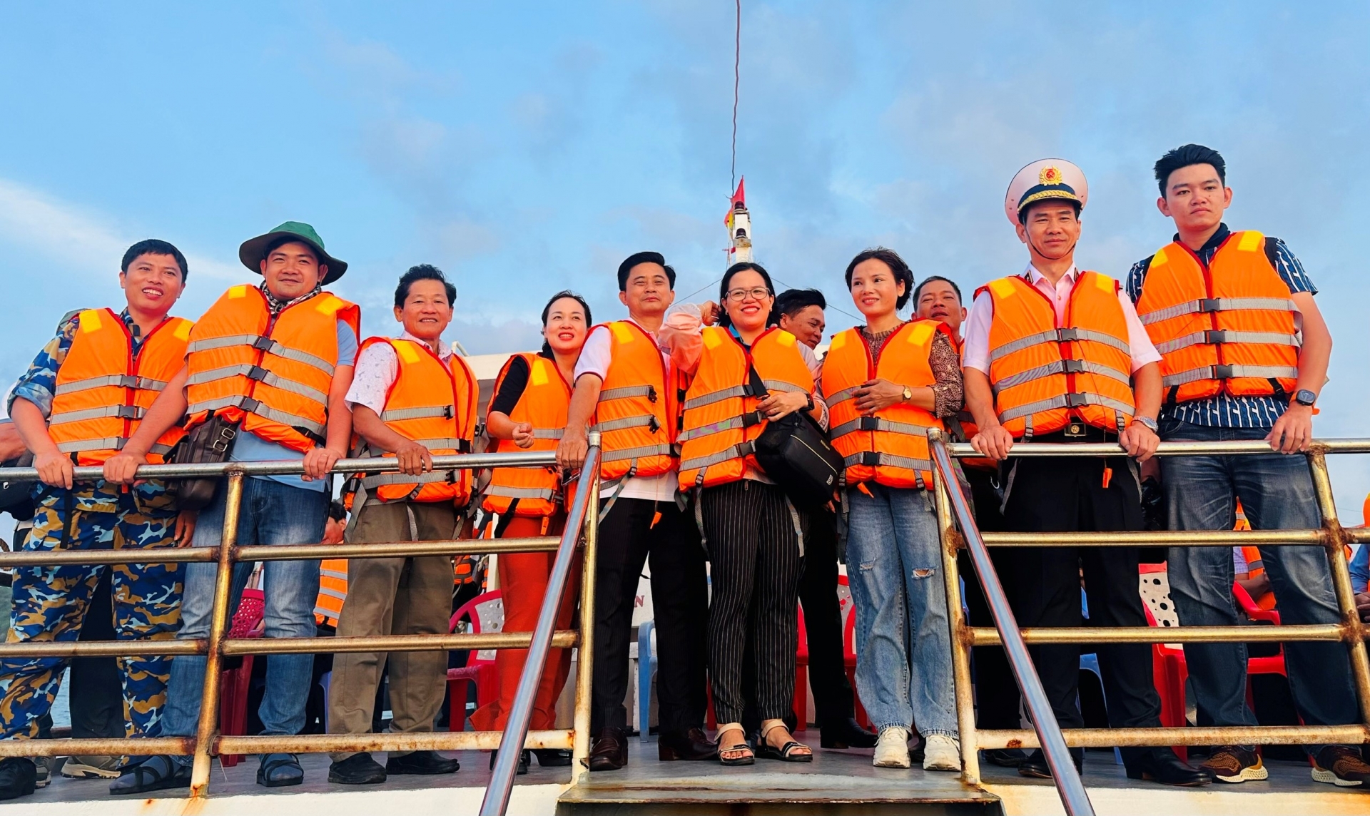 Chuẩn Đô đốc Vùng 5 Hải quân Nguyễn Hữu Thoan (thứ 2 bên phải) trên hải trình đến thăm các đảo Tây Nam