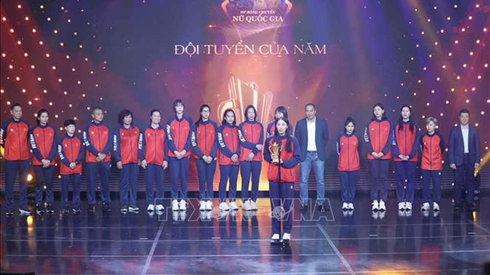 Ban tổ chức trao Cúp Chiến thắng, hạng mục Đội tuyển của năm cho đội tuyển Bóng chuyền nữ