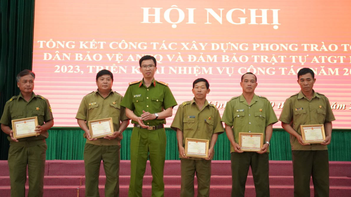 Lãnh đạo Công an huyện Di Linh khen thưởng các tập thể vì có nhiều thành tích trong thực hiện phong trào Toàn dân bảo vệ ANTQ năm 2023