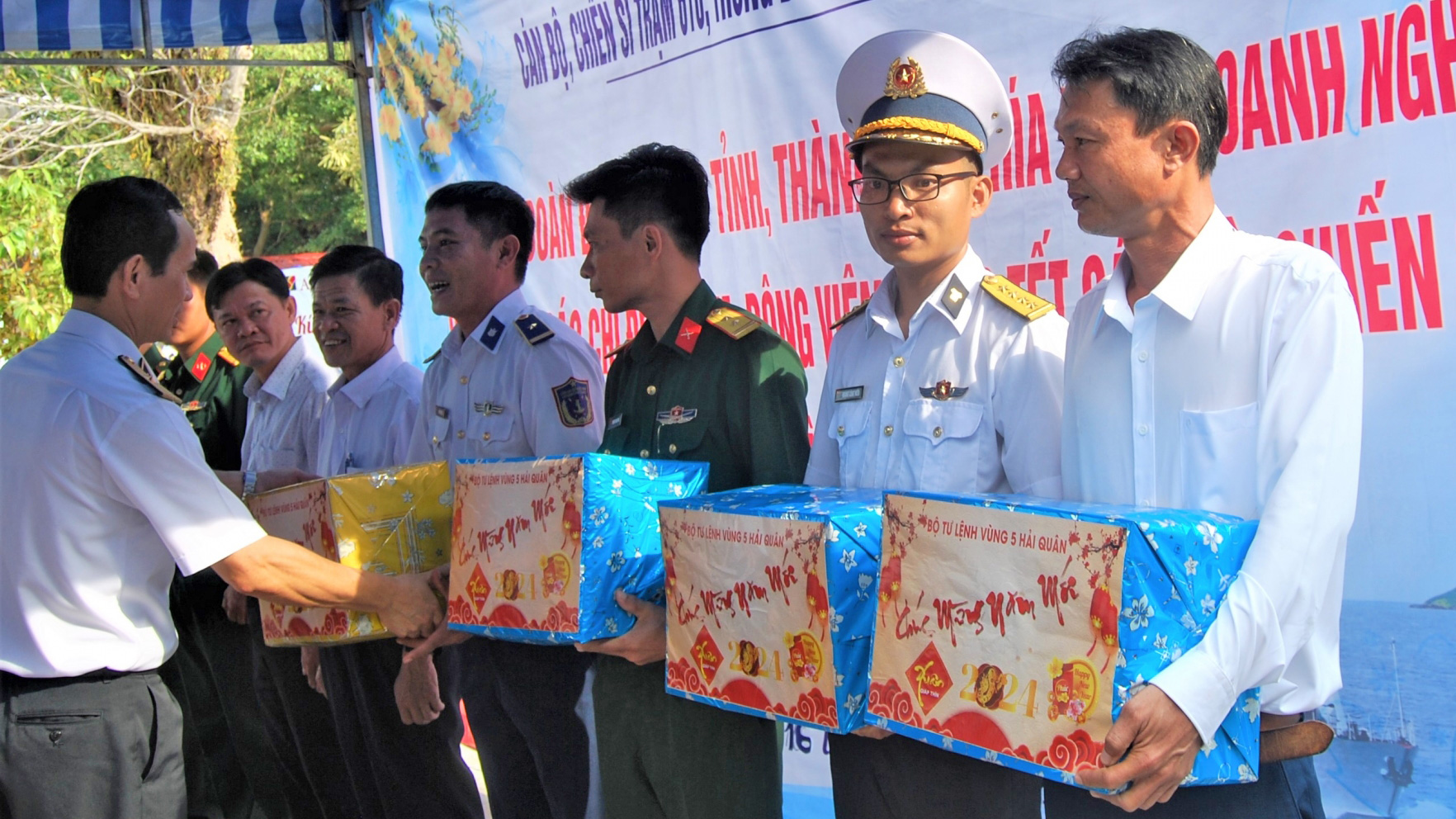 Đoàn Công tác Bộ Tư lệnh Vùng 5 Hải quân thăm chúc Tết cán bộ, chiến sĩ, Nhân dân đảo Thổ Chu