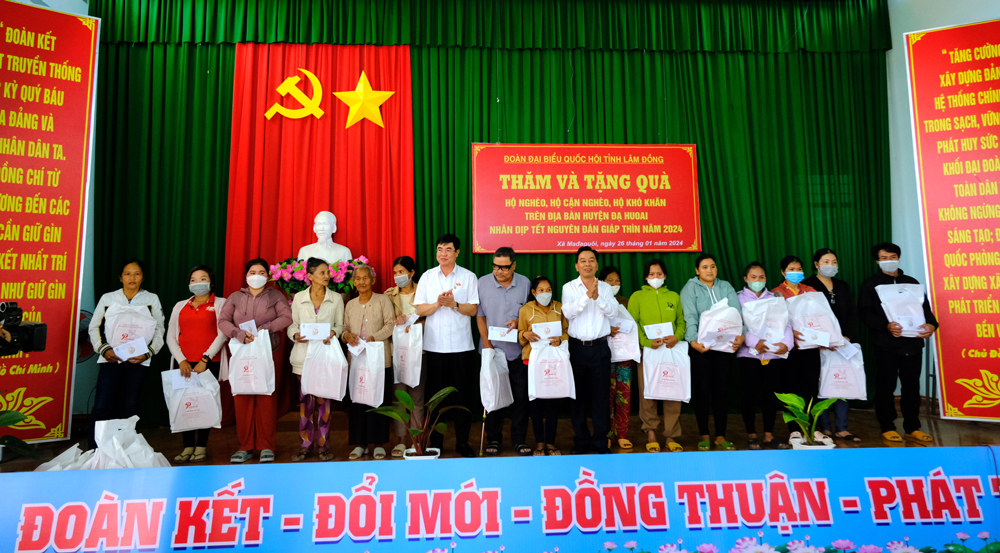 Đoàn Đại biểu Quốc hội tỉnh thăm, tặng quà gia đình chính sách các huyện phía Nam