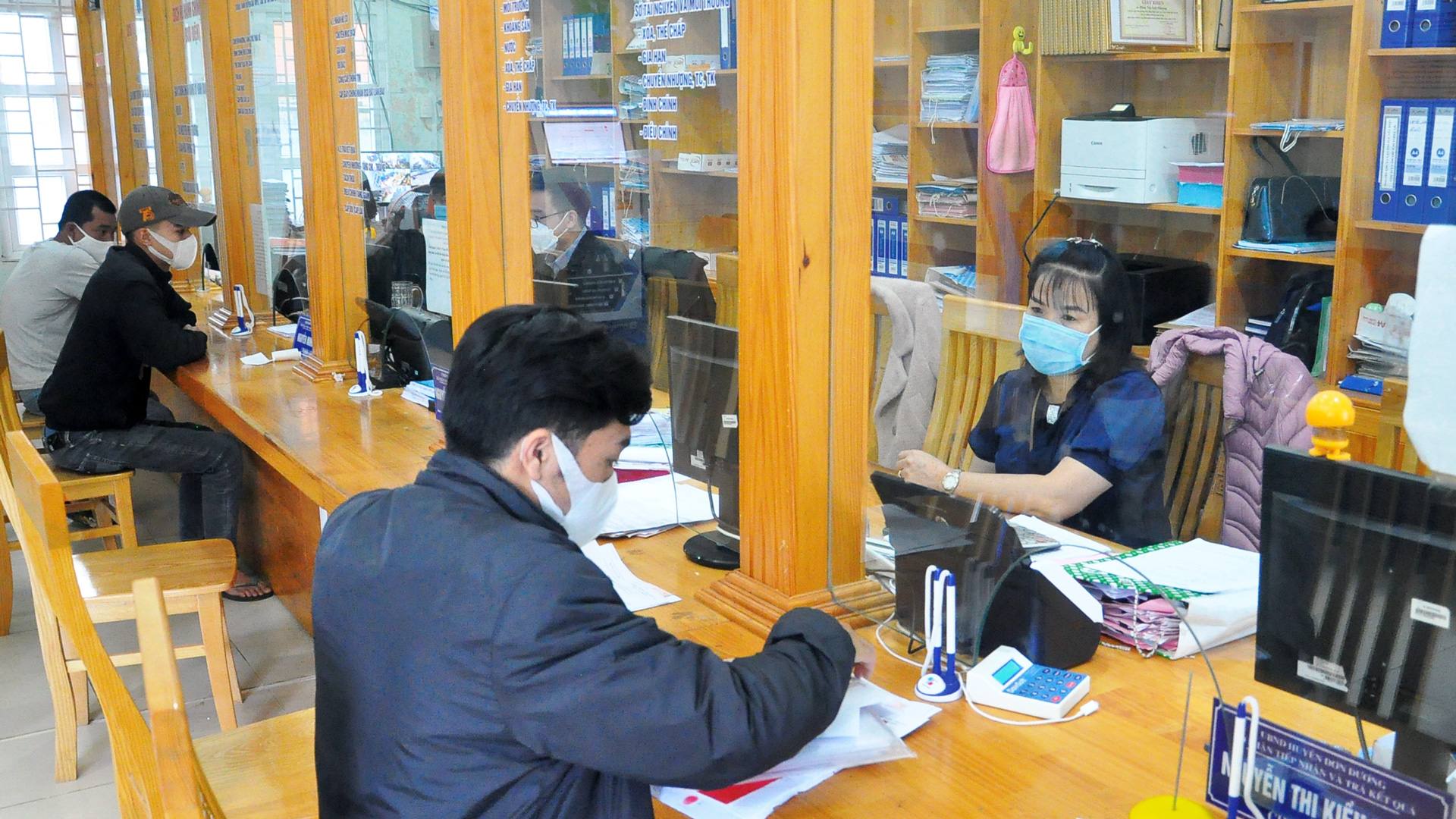Người dân đến làm thủ tục hành chính tại Bộ phận Một cửa UBND huyện Đơn Dương