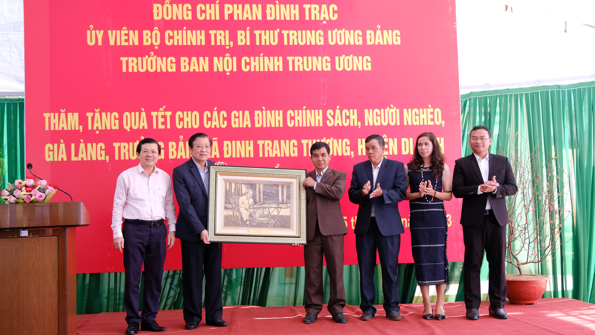 Đồng chí Phan Đình Trạc - Trưởng Ban Nội chính Trung ương tặng bức ảnh Bác Hồ và quà lưu niệm 
cho xã Đinh Trang Thượng