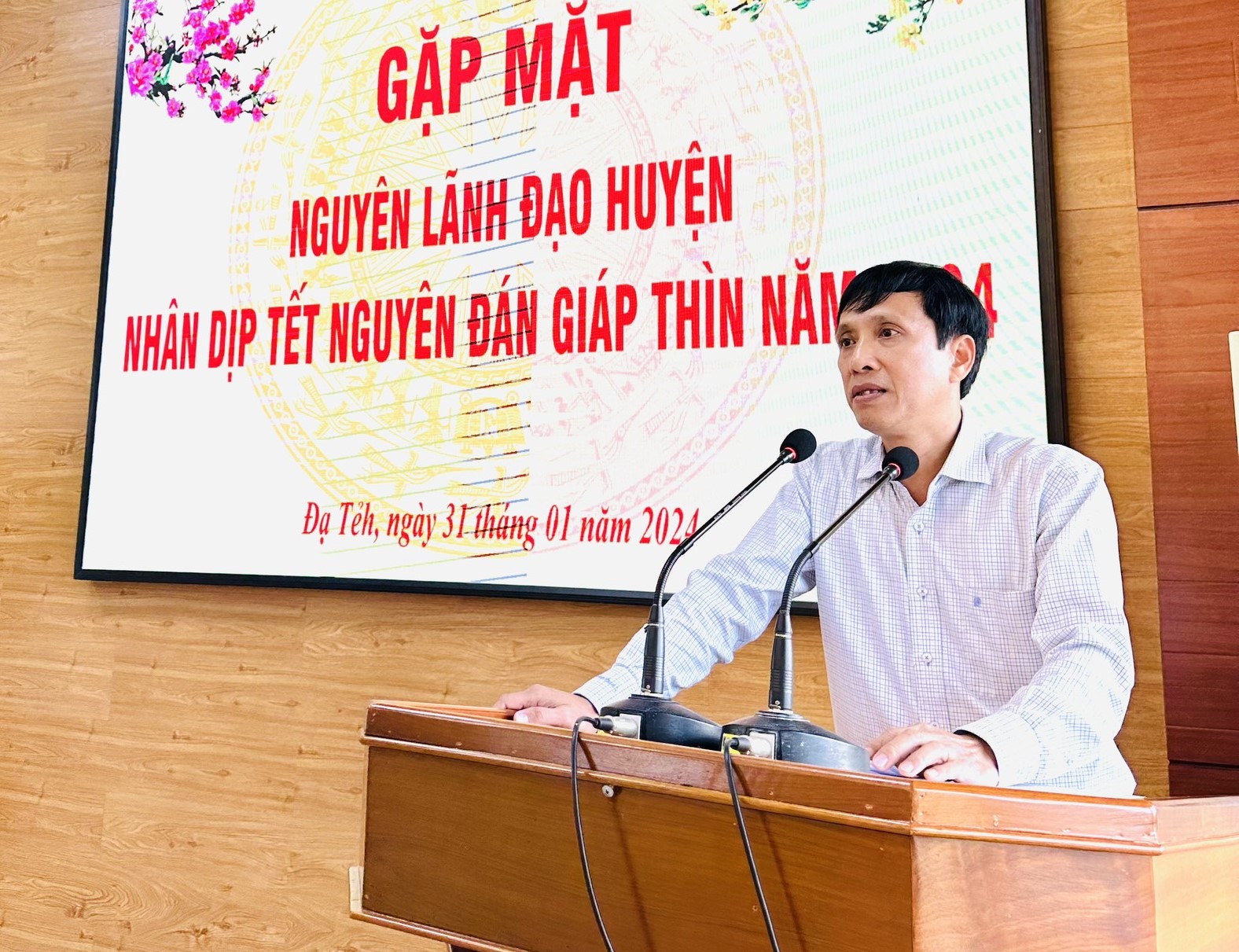 Đồng chí Nguyễn Mạnh Việt - Bí thư Huyện ủy Đạ Tẻh phát biểu tại buổi gặp mặt 