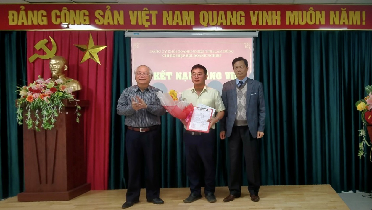 Hiệp hội Doanh nghiệp tỉnh Lâm Đồng kết nạp đảng viên là chủ doanh nghiệp tư nhân