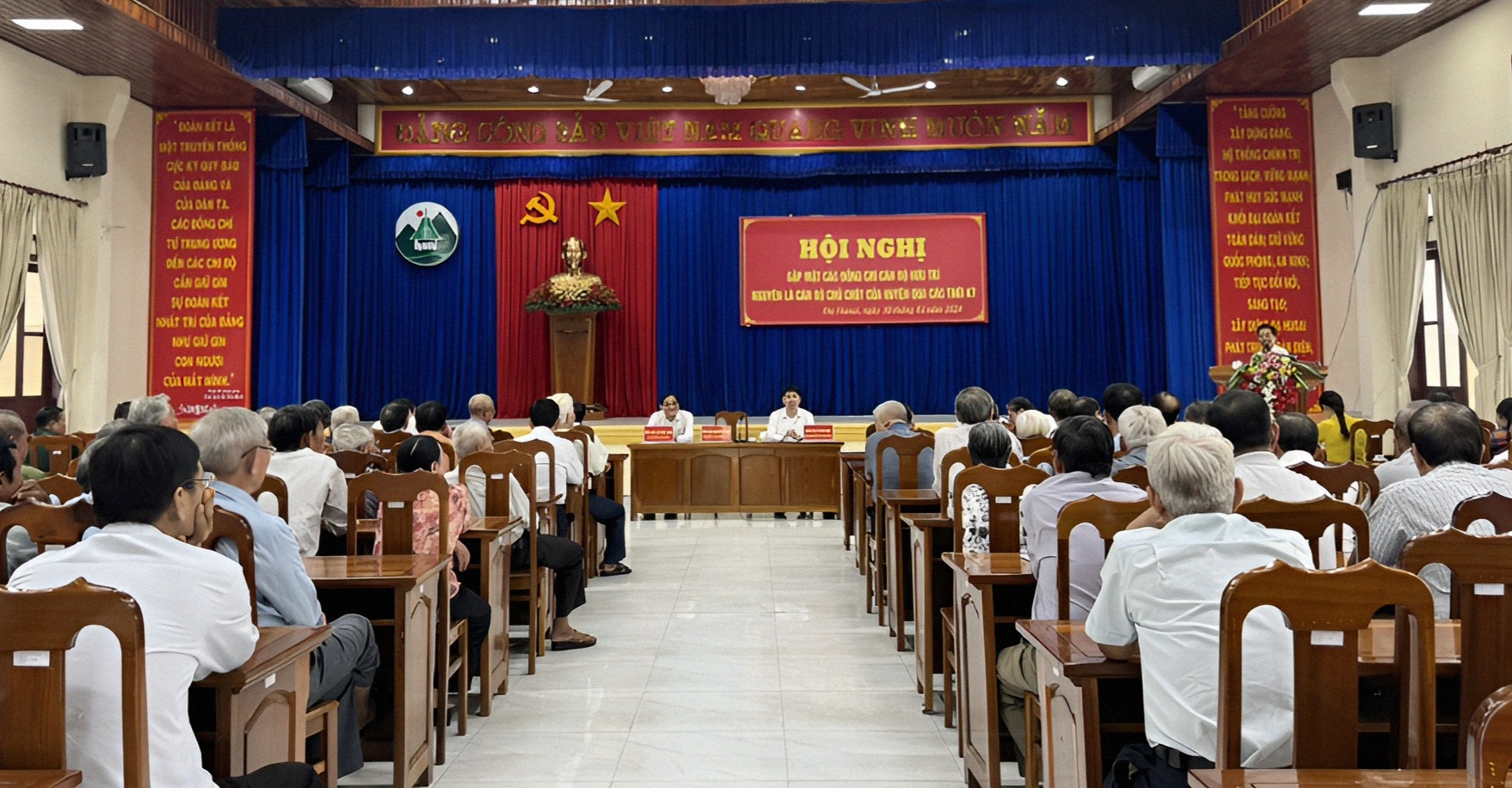Toàn cảnh buổi gặp mặt nguyễn lãnh đạo Huyện ủy, HĐND, UBND, Ủy ban MTTQ Việt Nam huyện Đạ Huoai qua các thời kỳ