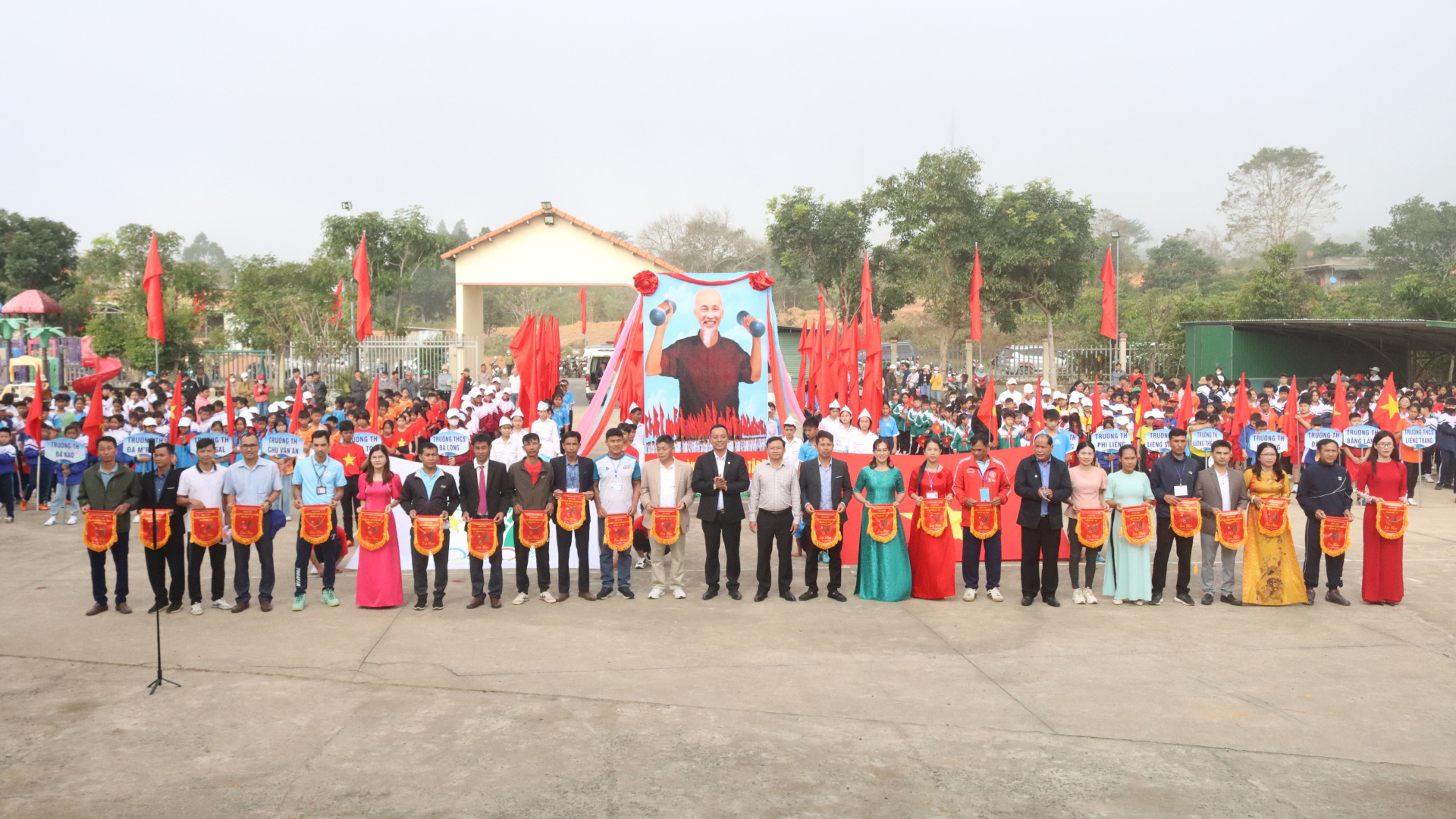 Trao cờ lưu niệm cho các đơn vị tham gia Hội khỏe Phù Đổng huyện Đam Rông