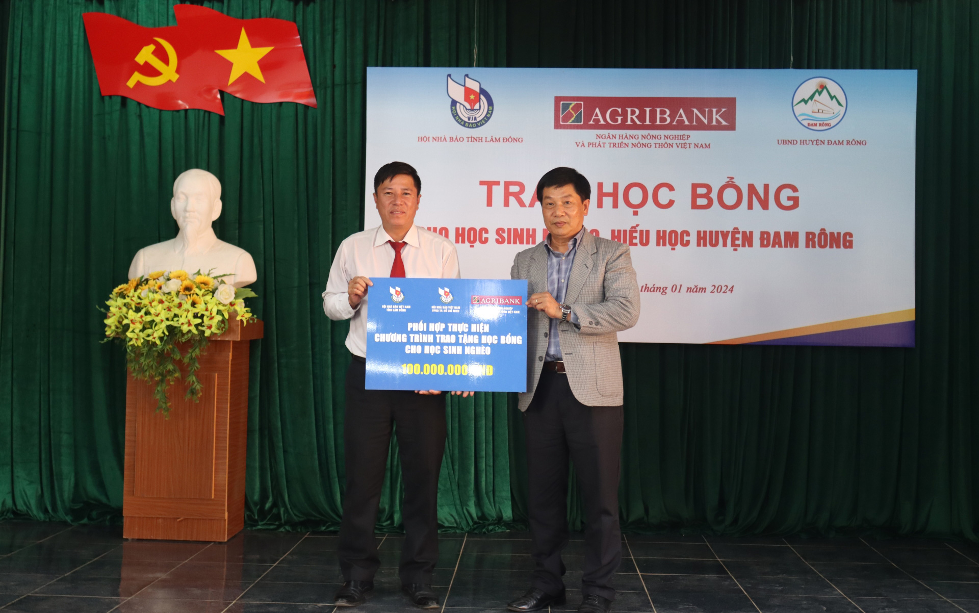 Trao 100 suất học bổng cho học sinh hiếu học huyện Đam Rông