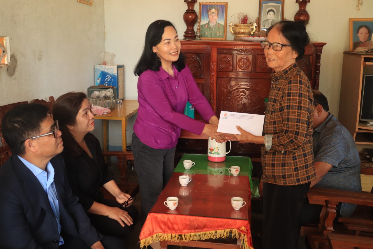 Bà Hoàng Thị Thu Hồng – Chủ tịch Hội Nạn nhân chất độc da cam/dioxin tỉnh thăm, tặng quà Tết cho gia đình nạn nhân chất độc da cam