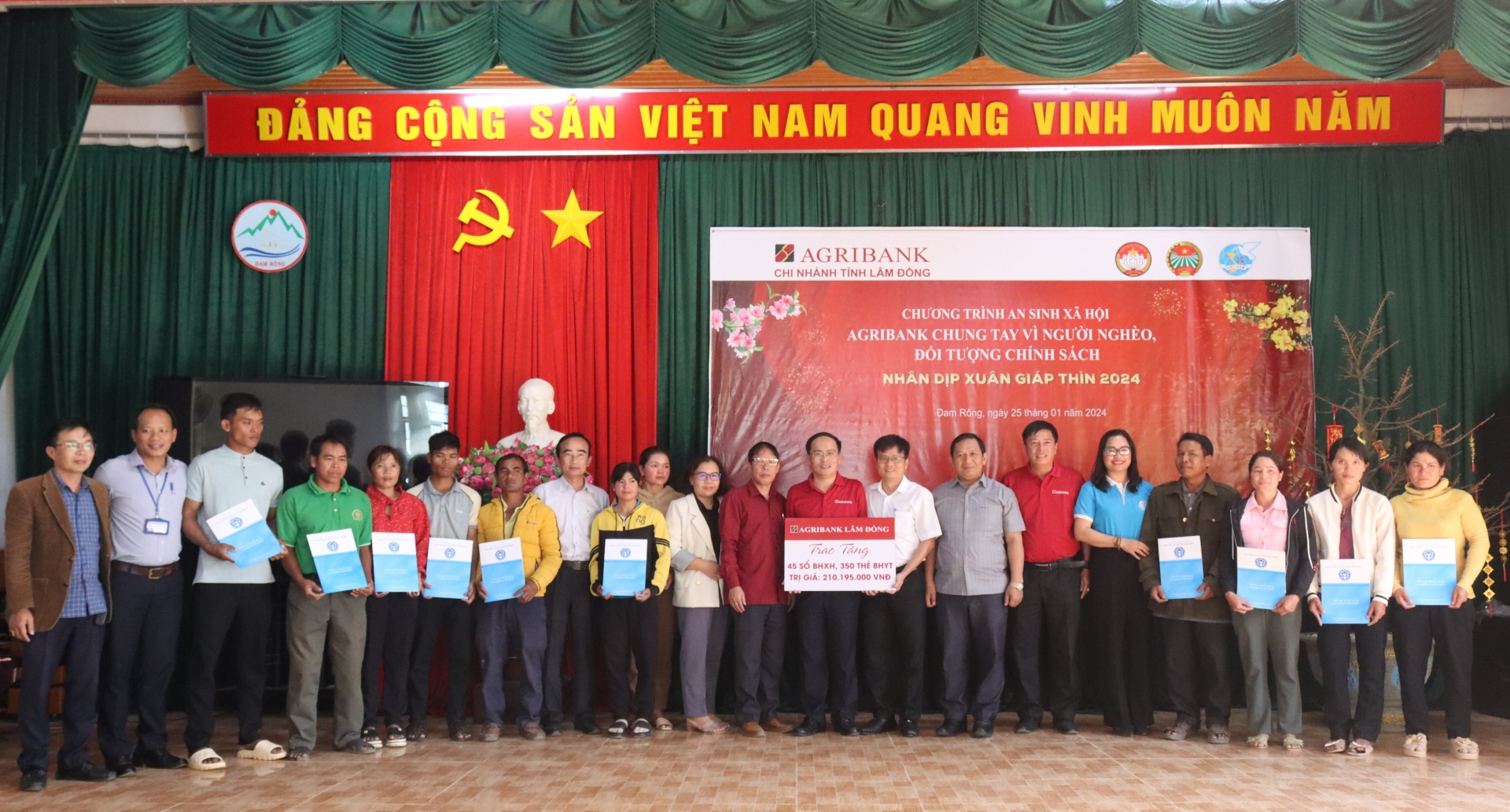 Agribank Lâm Đồng thực hiện chương trình an sinh xã hội nhân dịp Tết Giáp Thìn