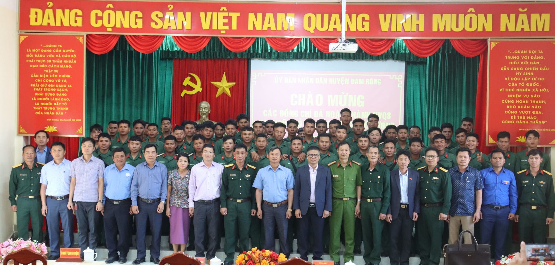 Đồng chí Trương Hữu Đồng – Chủ tịch UBND huyện cùng các đồng chí trong Ban Thường vụ Huyện ủy, lãnh đạo các cơ quan, đơn vị, địa phương và các quân nhân