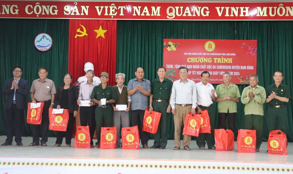 Đại diện lãnh đạo UBND huyện trao quà Tết cho các nạn nhân chất độc da cam

