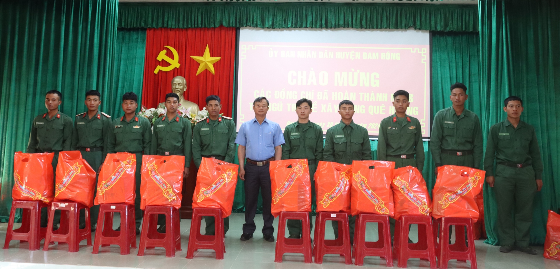 Đồng chí Trương Hữu Đồng – Chủ tịch UBND huyện trao tặng quà cho các quân nhân

