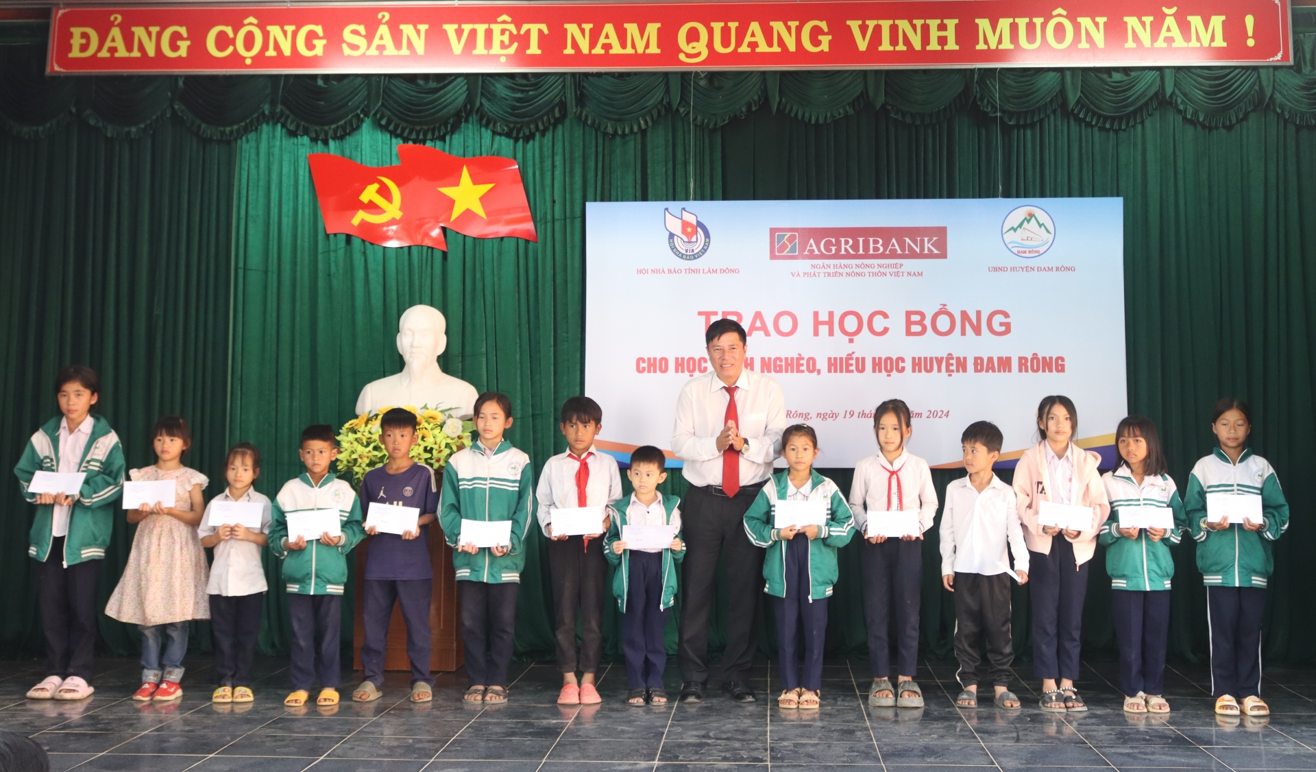 Lãnh đạo Agribank huyện Đam Rông trao học bổng cho học sinh