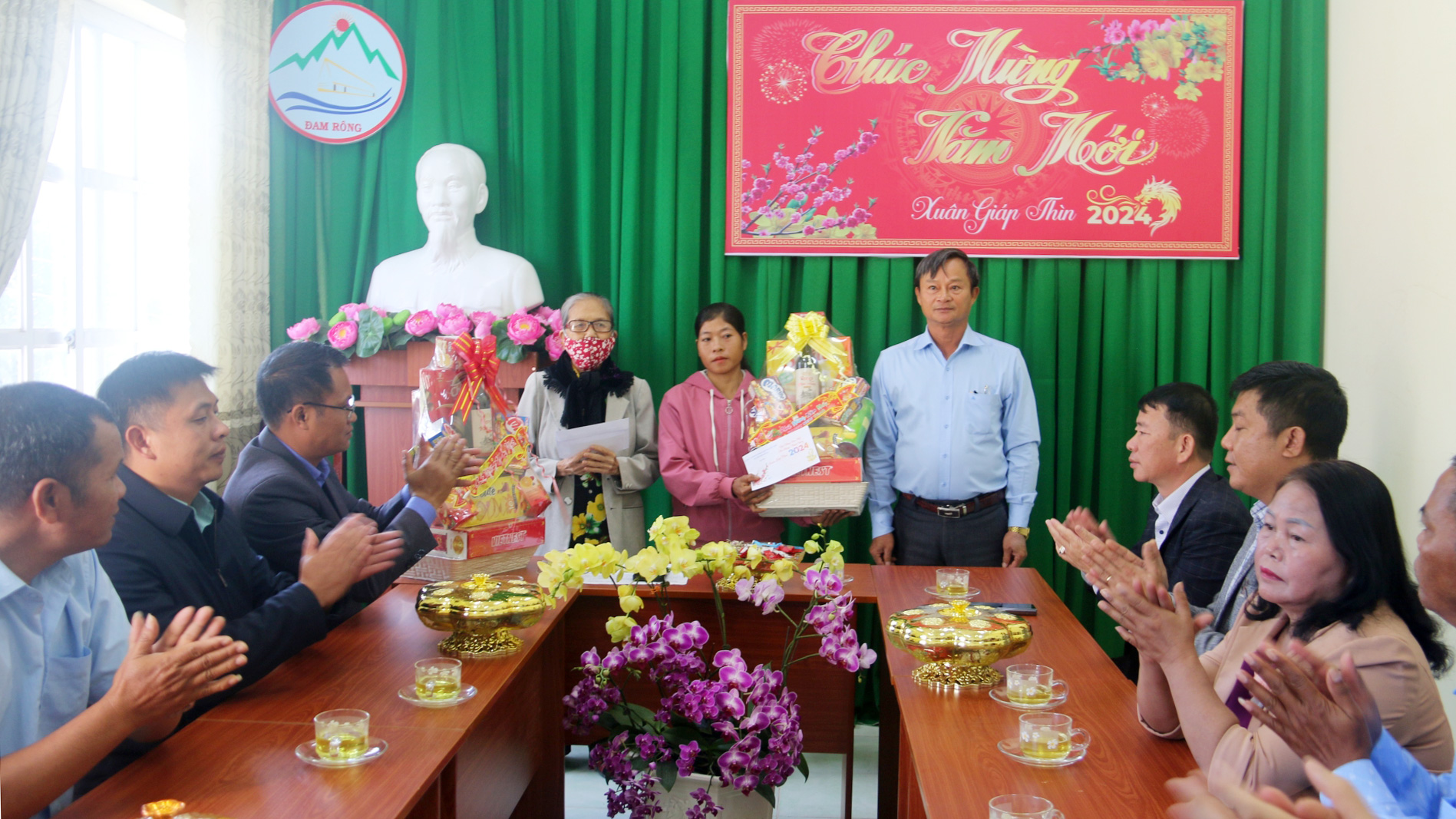 Đồng chí Trương Hữu Đồng – Chủ tịch UBND huyện cùng các đồng chí trong đoàn chúc Tết cán bộ xã Đạ Tông