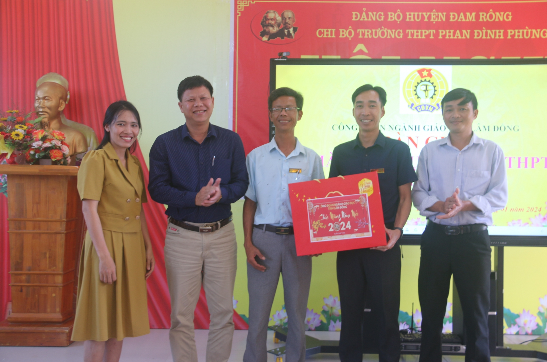 Lãnh đạo Công đoàn giáo dục tỉnh tặng quà Tết Nguyên đán Giáp Thìn cho Trường THPT Phan Đình Phùng