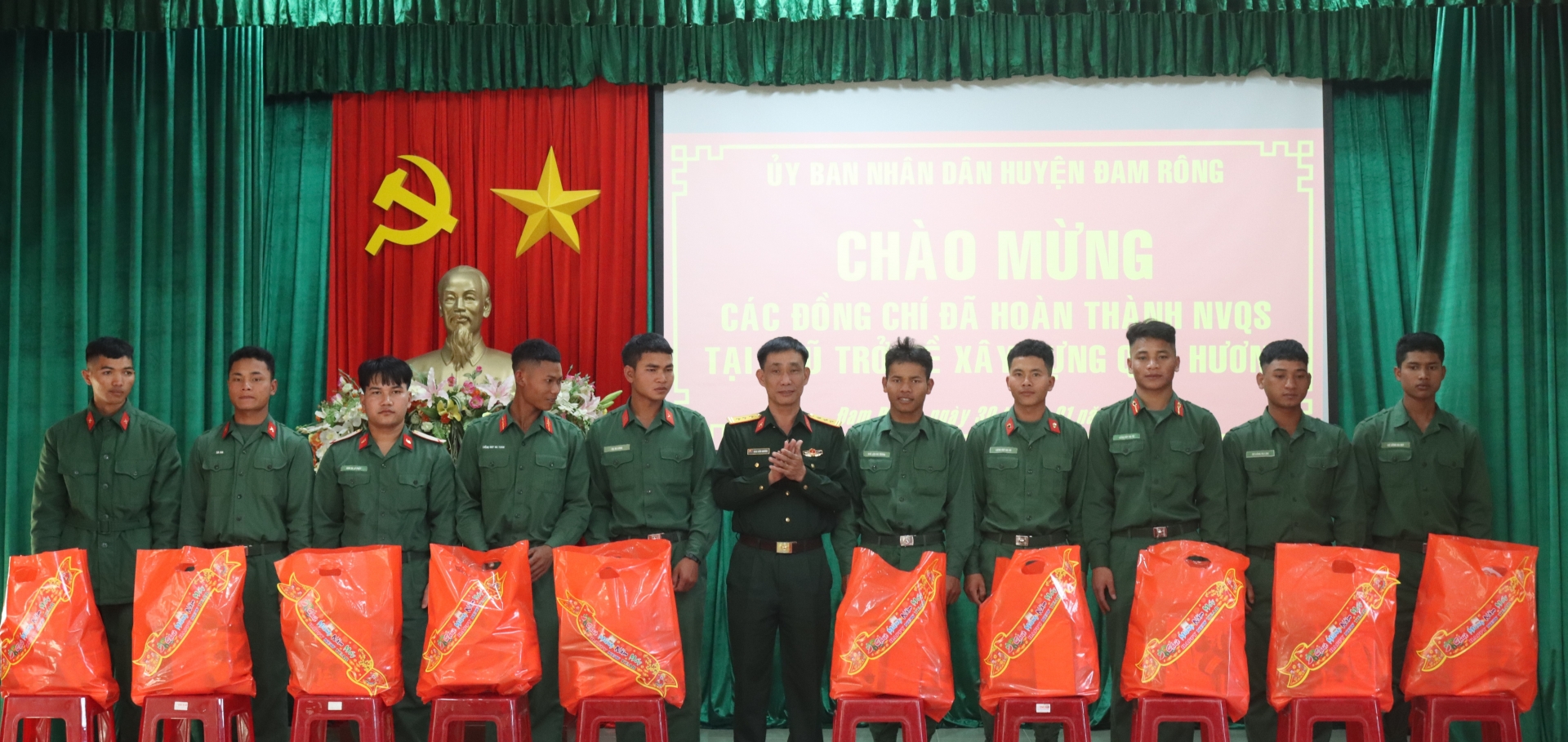 Thượng tá Đoàn Xuân Nguyên – Chỉ Huy trưởng Ban Chỉ huy Quân sự huyện trao tặng quà cho các quân nhân