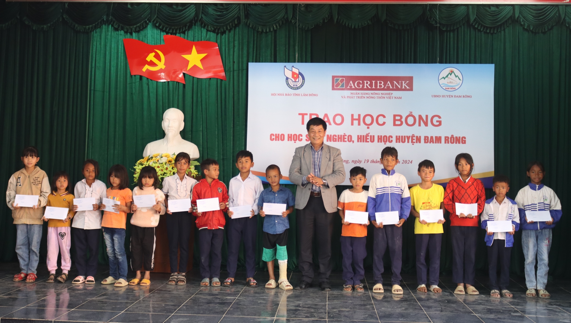 Ông Lê Văn Tòa – Chủ tịch Hội Nhà báo tỉnh trao học bổng cho học sinh