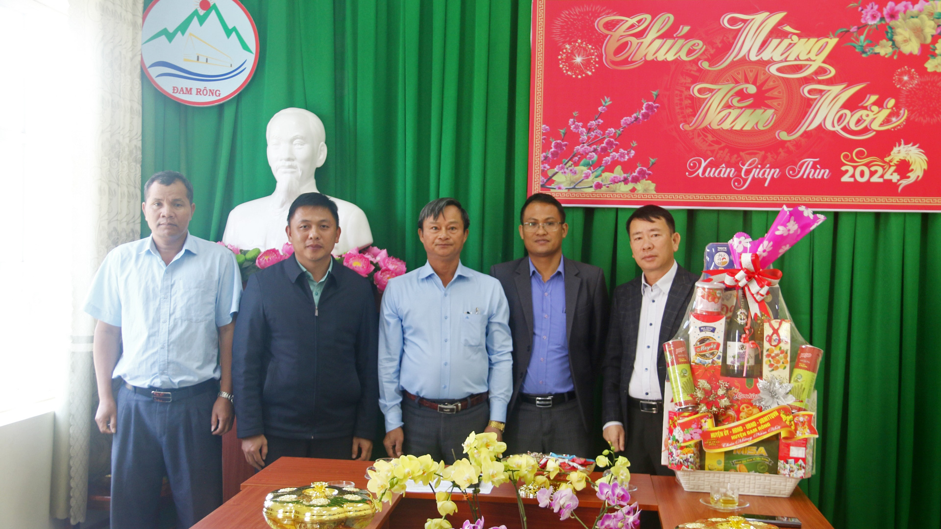 Đồng chí Trương Hữu Đồng – Chủ tịch UBND huyện chúc Tết gia đình chính sách