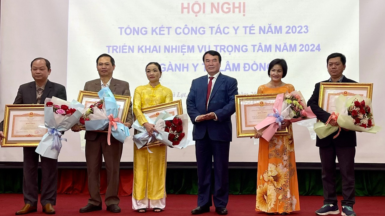 Lãnh đạo UBND tỉnh trao tặng Bằng khen của Thủ tướng Chính phủ cho 5 cá nhân xuất sắc của ngành Y tế Lâm Đồng