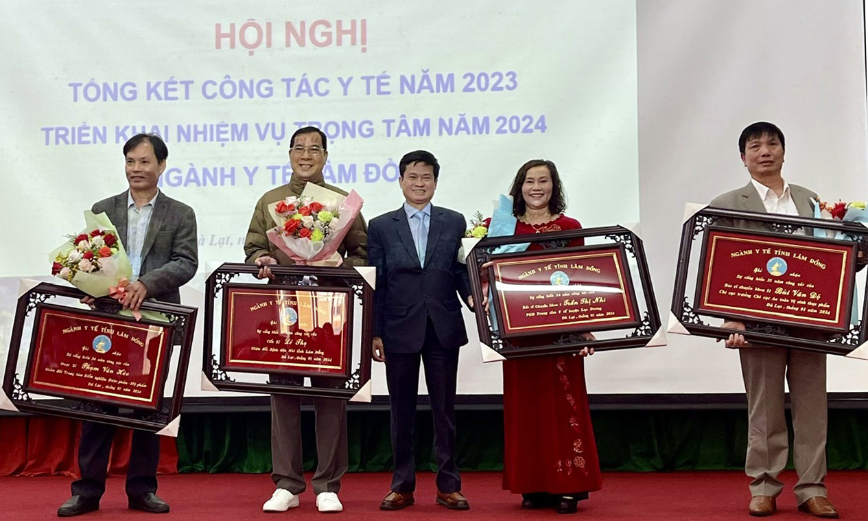 Ông Nguyễn Đức Thuận – Giám đốc Sở Y tế Lâm Đồng tặng quà lưu niệm cho cán bộ lãnh đạo một số đơn vị y tế trực thuộc nghỉ hưu theo chế độ
