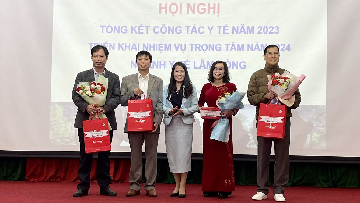 Bà Mai Thị Hồng Khánh – Chủ tịch Công đoàn ngành Y tế Lâm Đồng tặng quà lưu niệm cho cán bộ lãnh đạo một số đơn vị y tế trực thuộc nghỉ hưu theo chế độ