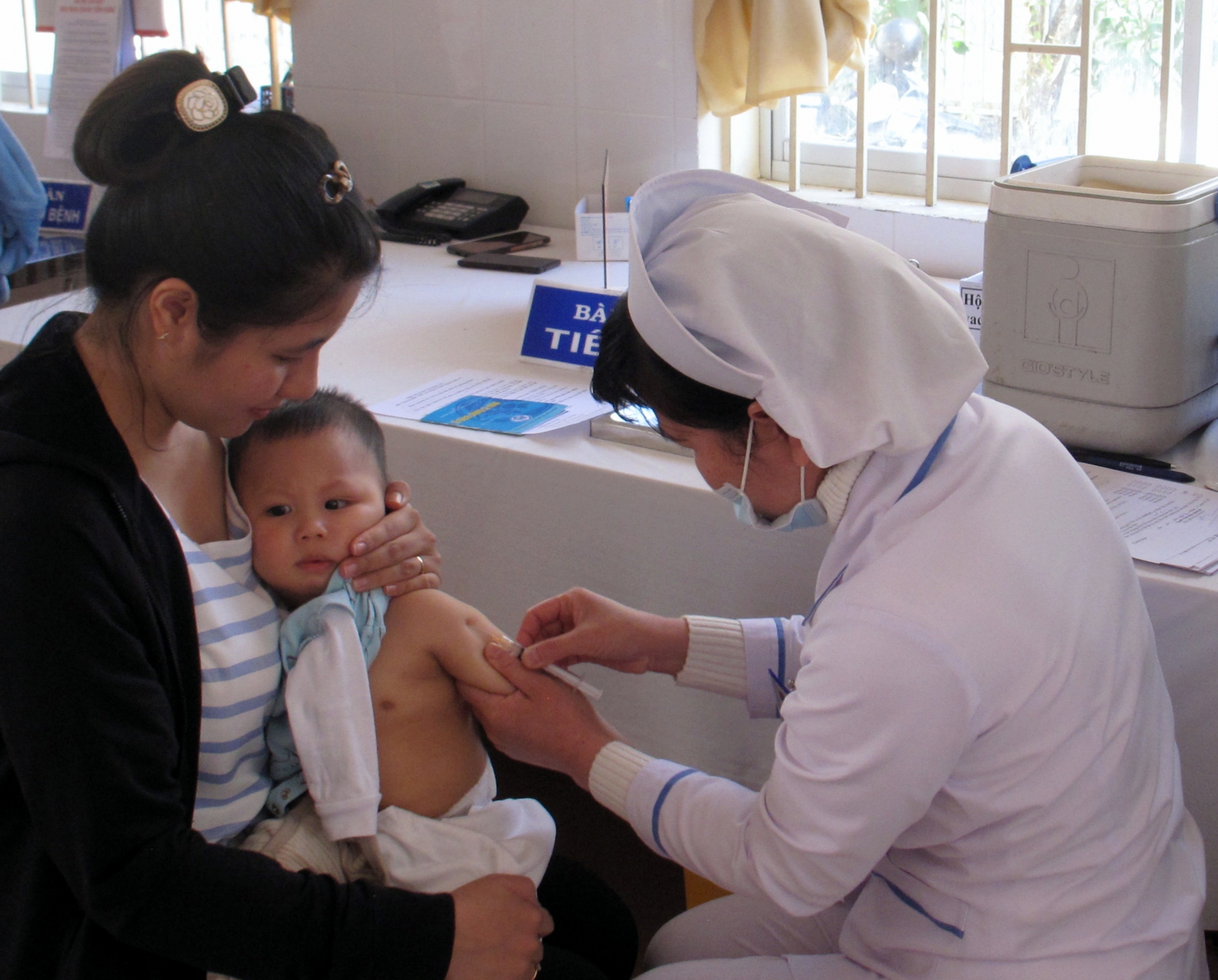 Tiêm vắc xin phòng bệnh cho trẻ em tại Trạm y tế Phường 4 (TP Đà Lạt)