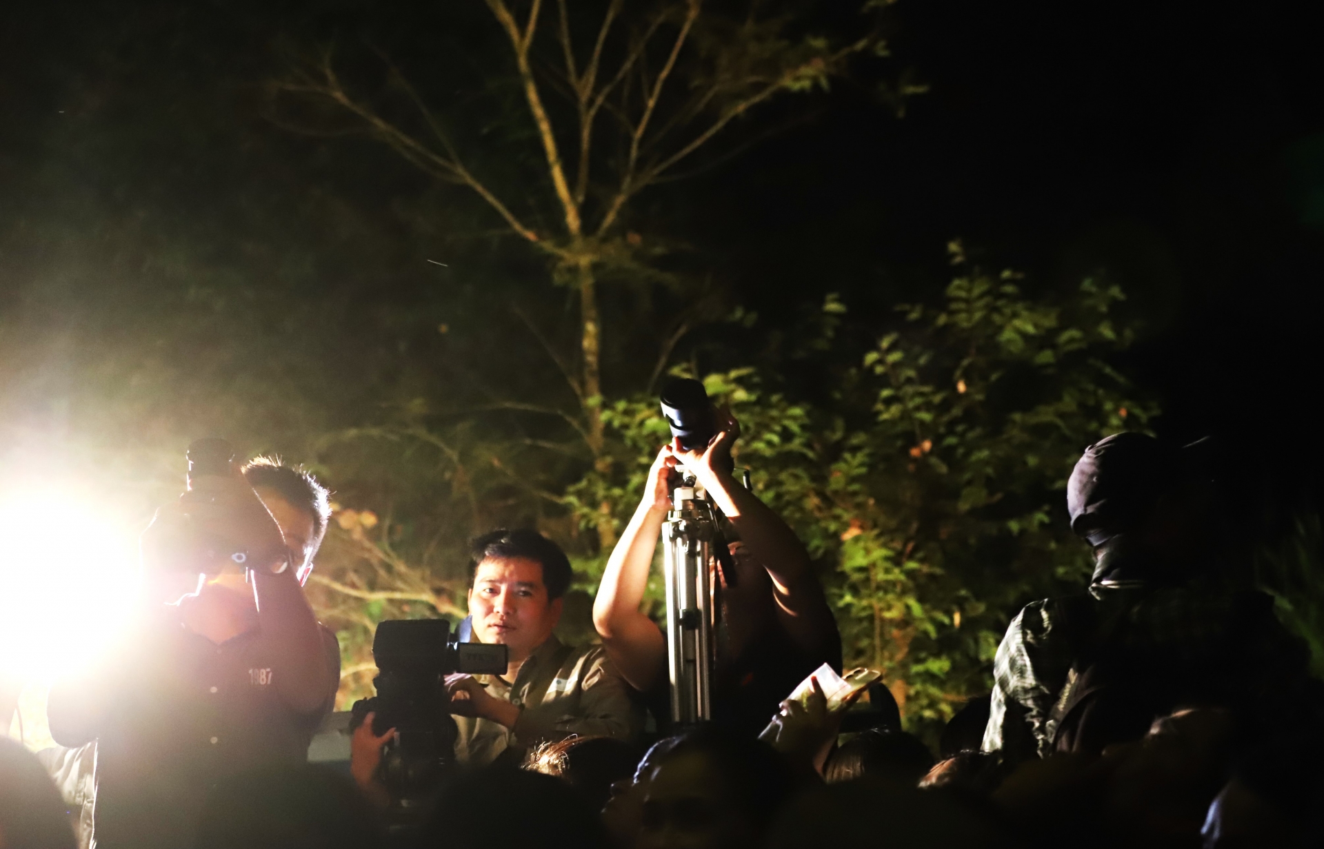 Các phong viên, nhà báo trên khắp cả nước cùng săn ảnh khi ngắm thú rừng tại VQG Cát Tiên vào ban đêm