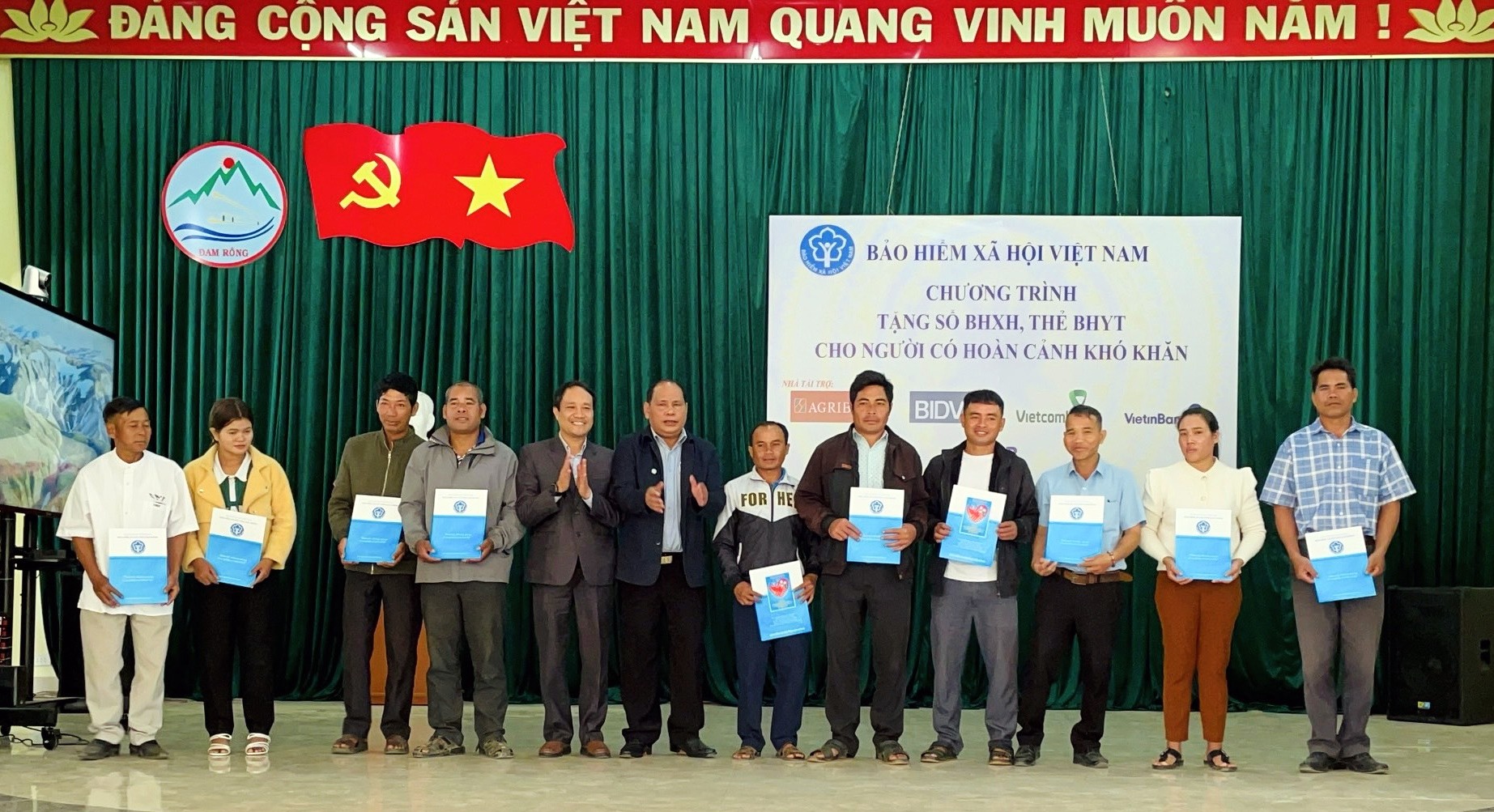 Lãnh đạo BHXH Lâm Đồng và UBND huyện Đam Rông trao tặng sổ BHXH cho người dân tại xã Đạ Tông