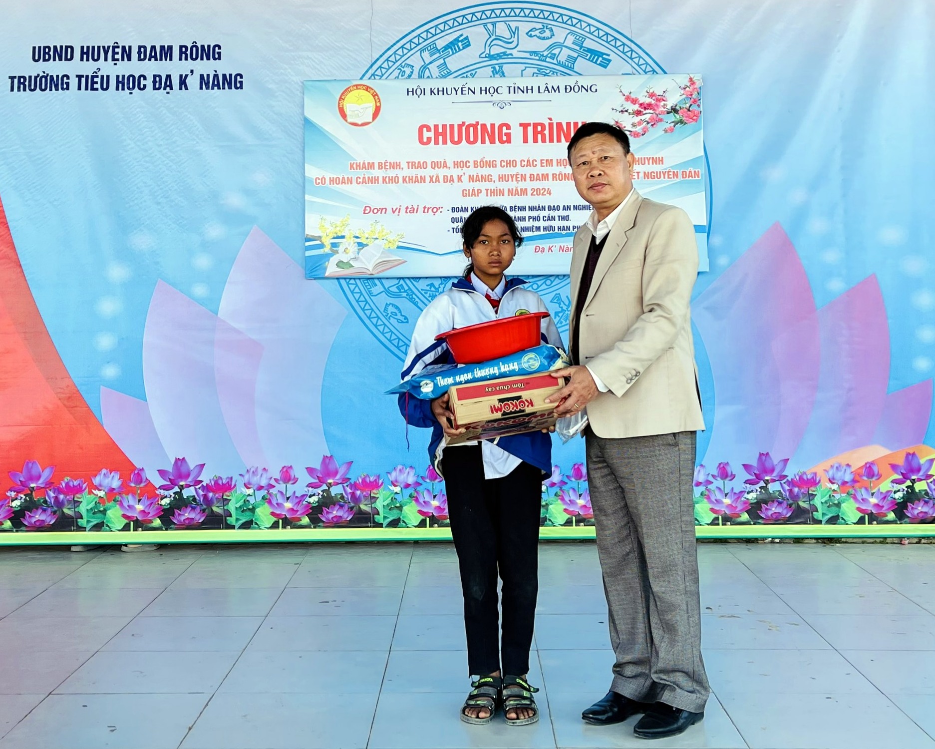 Ông Đỗ Hoàng Tuấn –Phó Chủ tịch Hội Khuyến học Lâm Đồng trao quà tết cho học sinh có hoàn cảnh khó khăn xã Đạ K’Nàng -Đam Rông