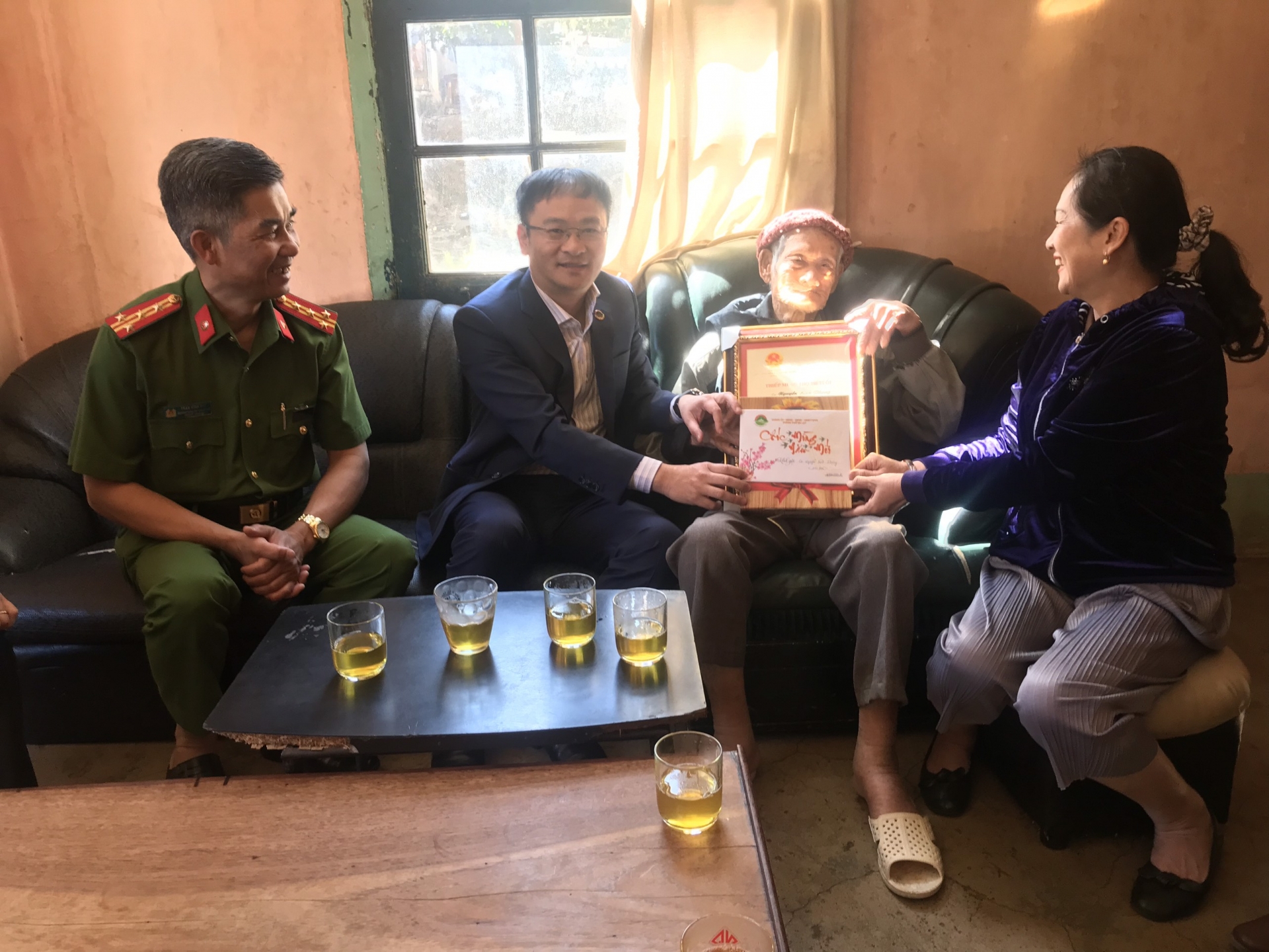 Đà Lạt: Tặng quà tết các cụ 100 tuổi và gia đình chính sách