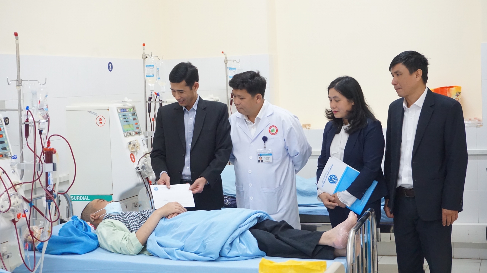 Tặng quà Tết cho bệnh nhân Khoa Nội thận -Tiết niệu -Lọc máu (Bệnh viện Đa khoa Lâm Đồng)