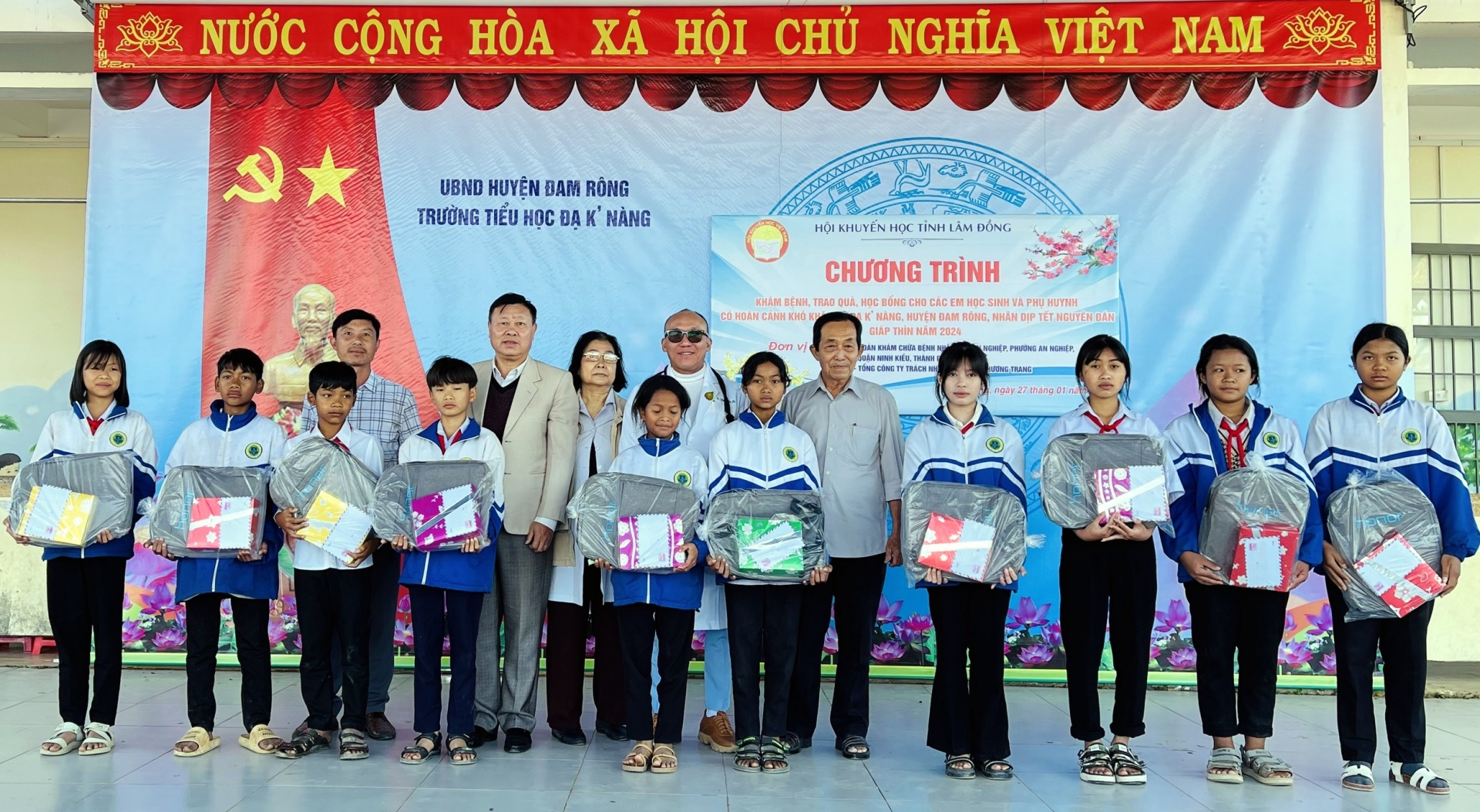 Chương trình trao học bổng cho học sinh vượt khó tại xã Đạ K’Nàng -Đam Rông