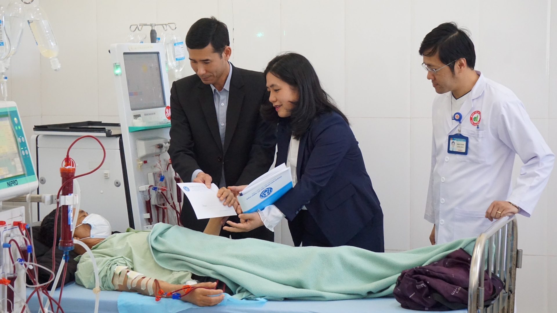 Trao tặng quà Tết cho bệnh nhân có hoàn cảnh khó khăn tại BVĐK Lâm Đồng