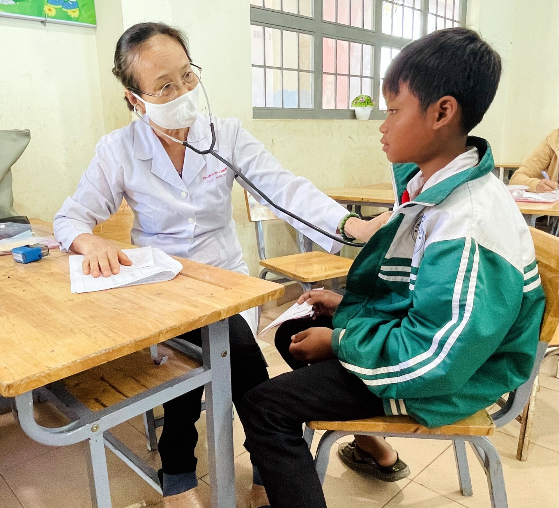Đoàn khám chữa bệnh nhân đạo An Nghiệp (Phường An Nghiệp, Quận Ninh Kiều, thành phố Cần Thơ) khám bệnh cho người dân xã Đạ K’Nàng -Đam Rông