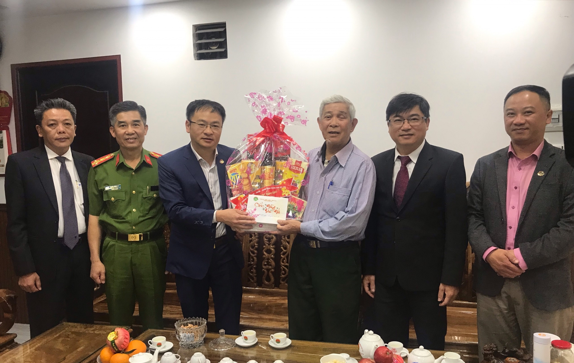 Ông Đặng Quang Tú- Phó Bí thư Thành ủy, Chủ tịch UBND TP Đà Lạt tặng quà và chúc tết ông Lê Thành Đô, ở phường 3, TP Đà Lạt là thương binh 62%, chất độc hóa học 41-60%,
