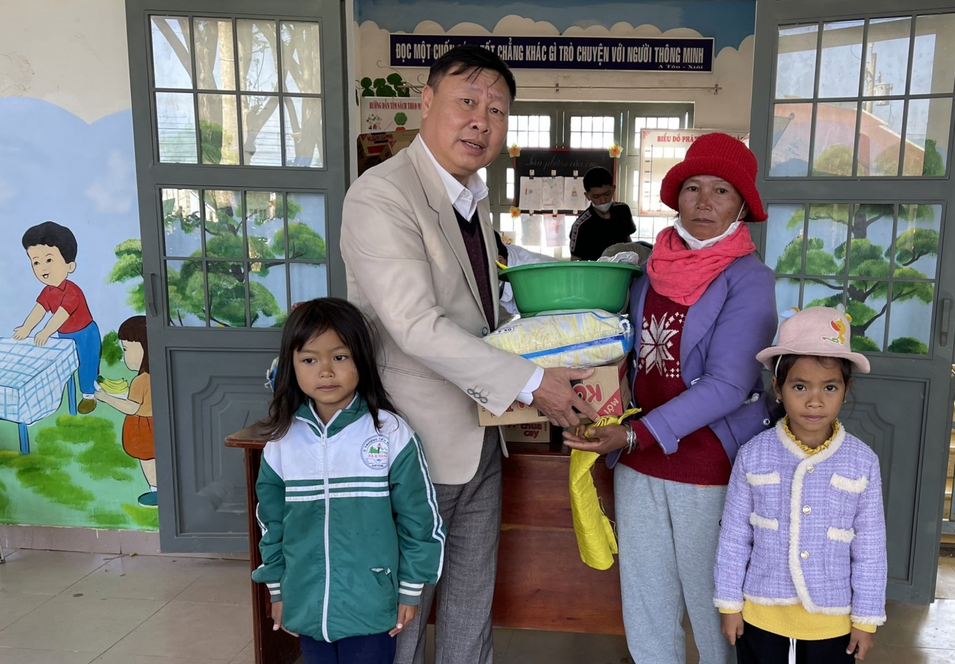 Ông Đỗ Hoàng Tuấn –Phó Chủ tịch Hội Khuyến học Lâm Đồng trao quà tết cho phụ huynh, học sinh có hoàn cảnh khó khăn xã Đạ K’Nàng -Đam Rông