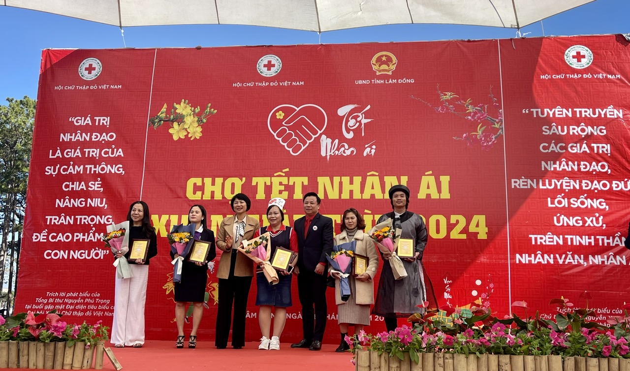 Ban Tổ chức trao tặng hoa và bảng ghi nhận tấm lòng vàng của các nhà tài trợ