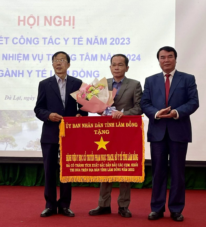 Lãnh đạo UBND tỉnh trao tặng Cờ thi đua của UBND tỉnh cho tập thể Bệnh viện Y học Cổ truyền Phạm Ngọc Thạch Lâm Đồng